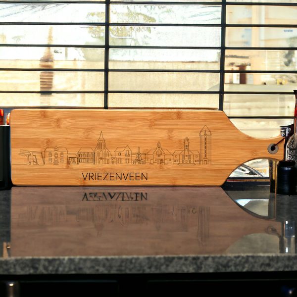 serveerplank met skyline van Vriezenveen