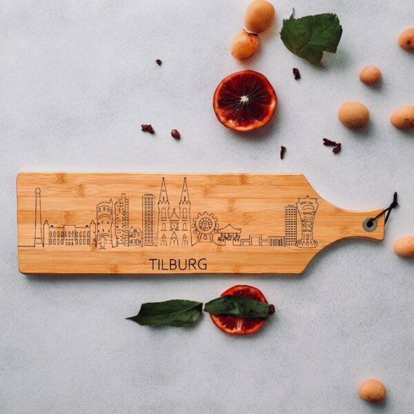 Serveerplank met skyline van Tilburg